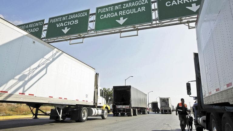 Exige Gobierno de Donald Trump que operadores de carga hablen ingles fluido