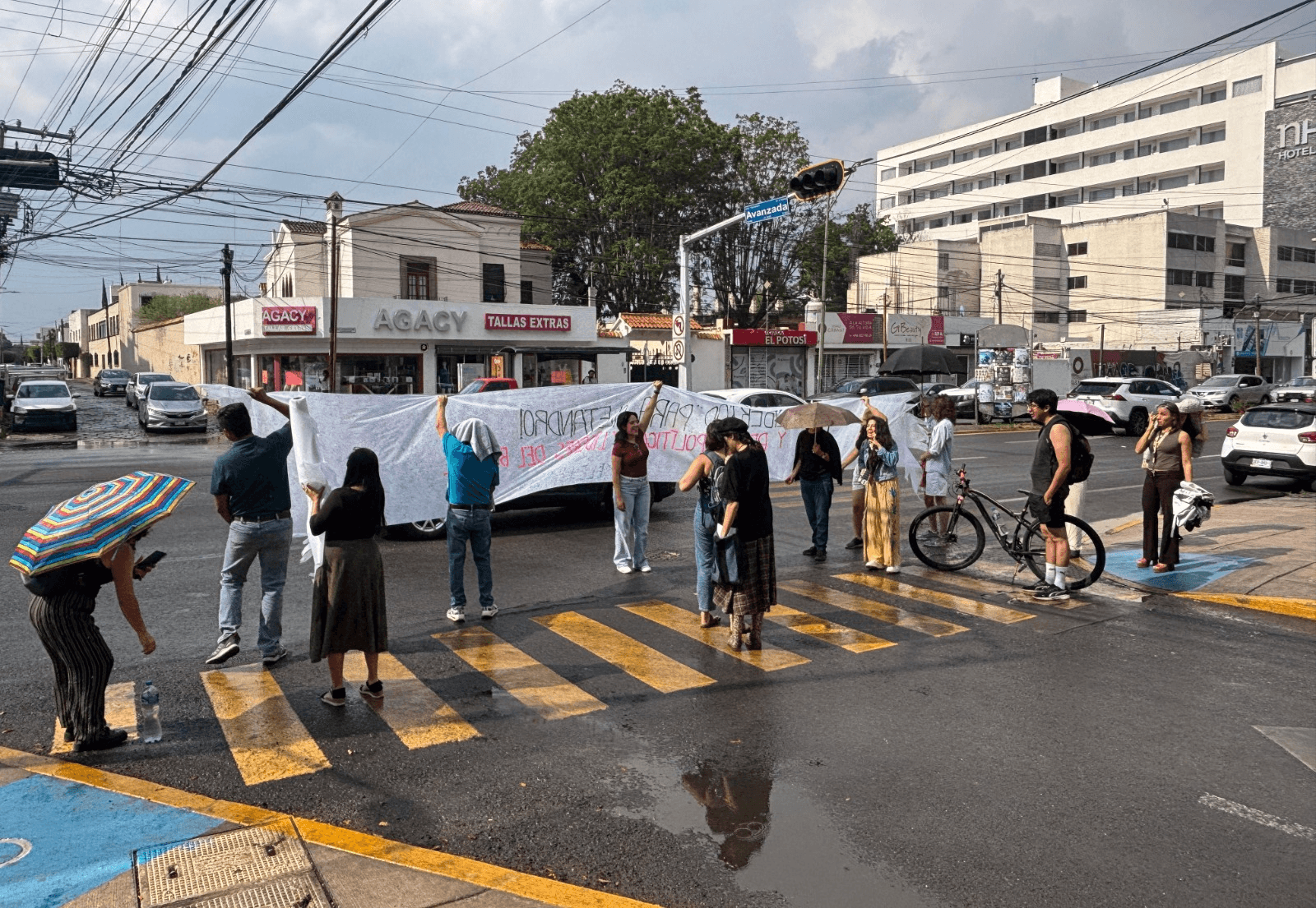Se vuelven a manifestar estudiantes de la UASLP en el consulado de El Salvador