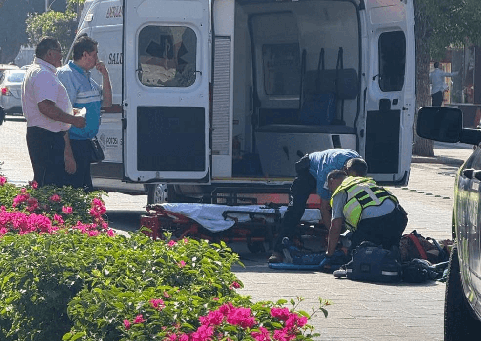 Atropellan a abuelita en Av. Venustiano Carranza, se reporta grave