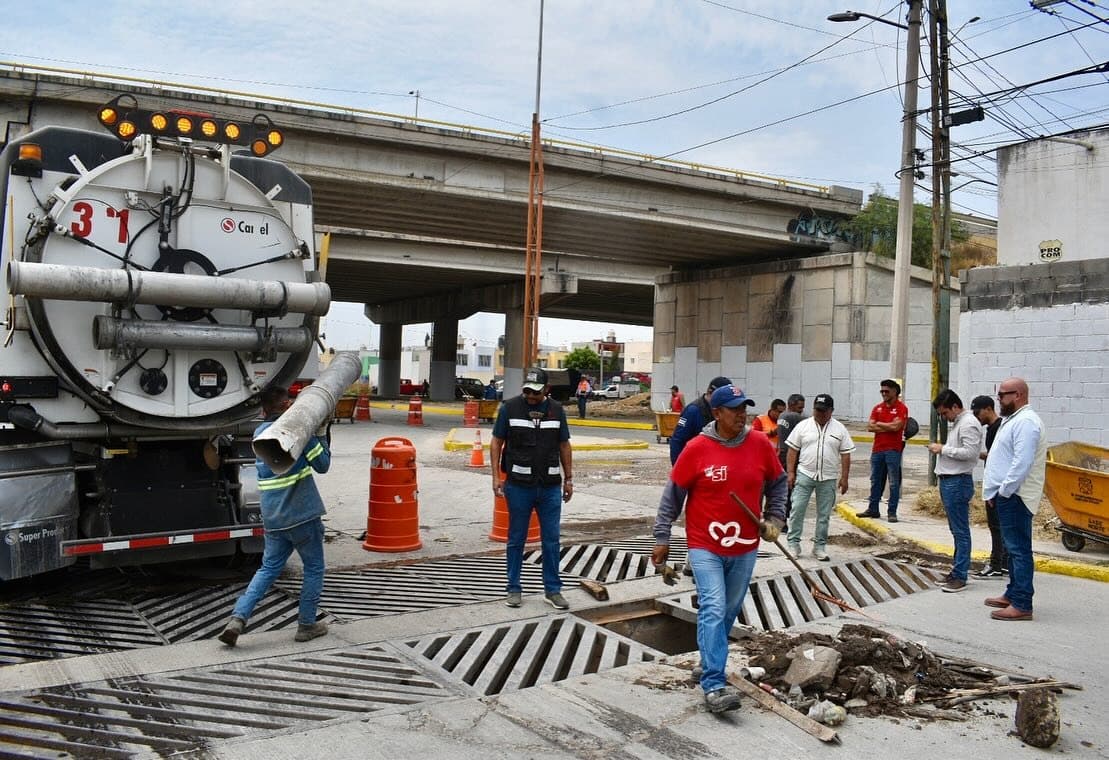 Colchones, almohadas y basura obstruyen drenajes tras lluvias