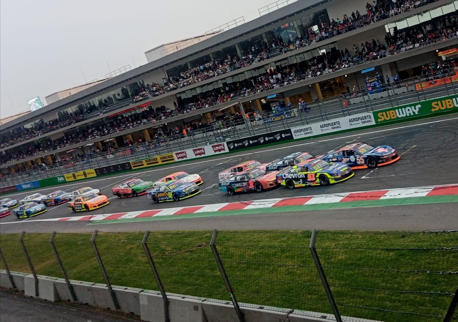 Brilla Daniel Suárez en NASCAR Xfinity
