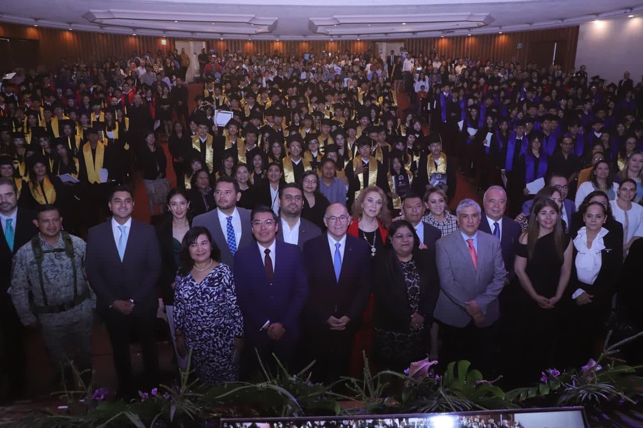 Enrique Galindo celebra graduación de preparatorias municipales en San Luis Capital