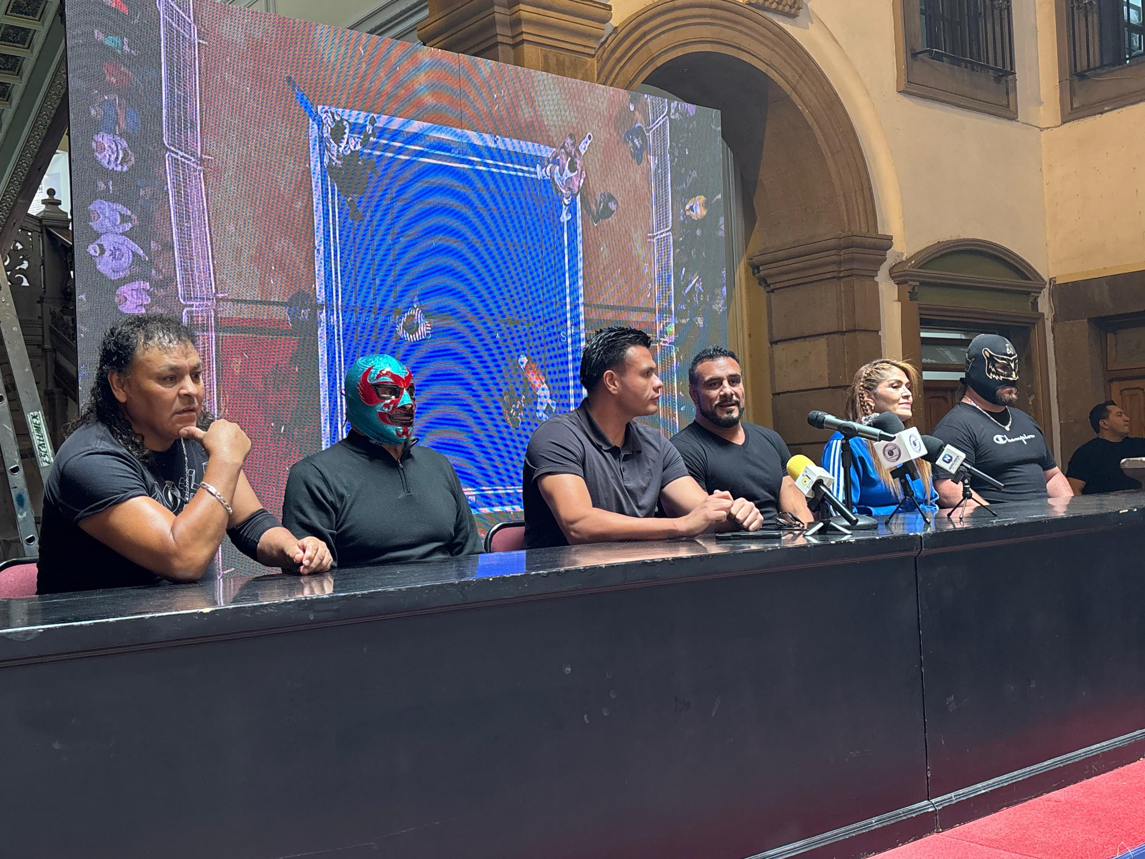 Leyendas de la lucha libre celebran el Día del Padre en San Luis Potosí