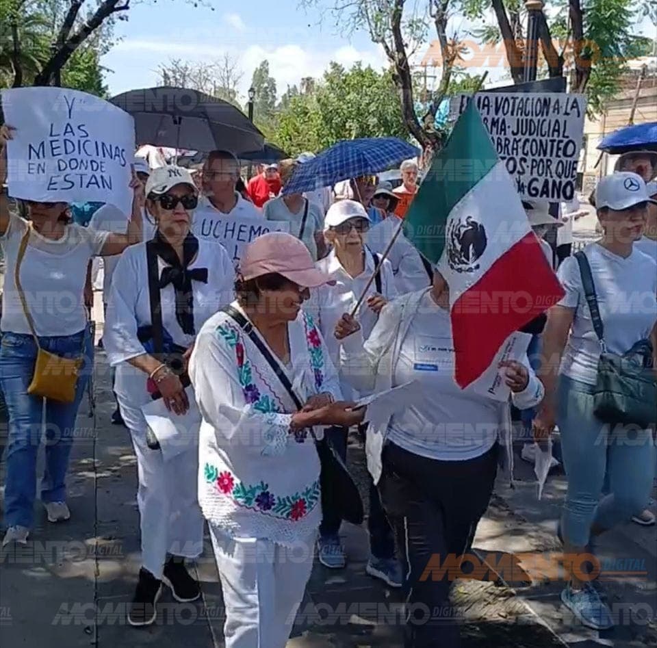 Un grupo de aproximadamente 100 personas se manifestó este domingo en la Calzada de Guadalupe.