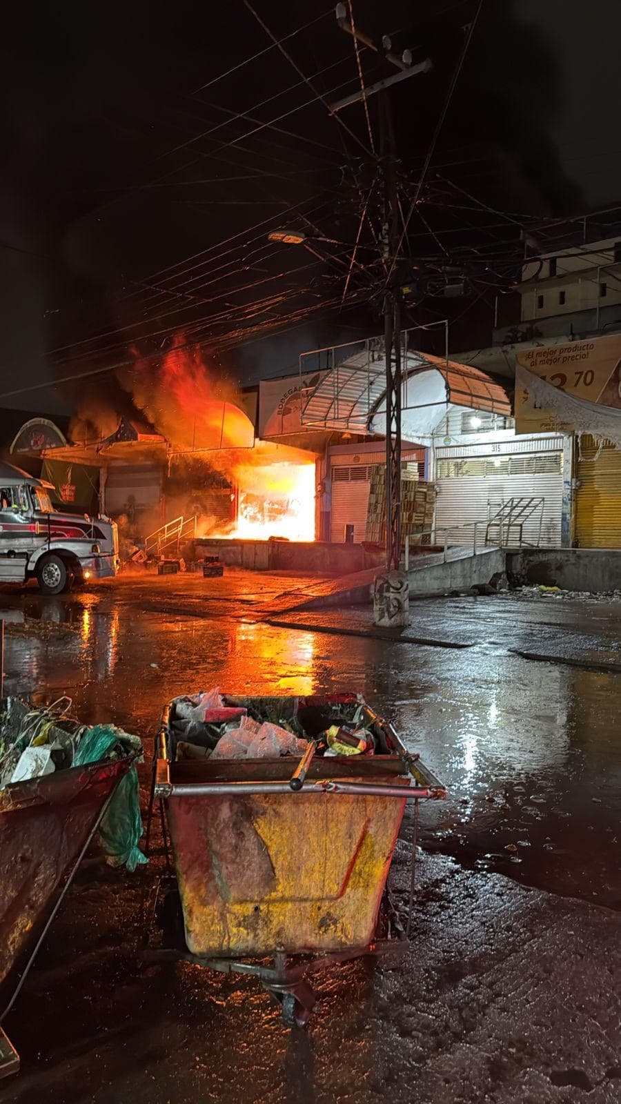 Controlan incendio en bodega de la Central de Abastos