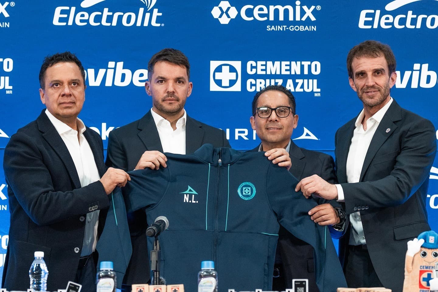 Larcamón toma el mando y Cruz Azul busca a Jovic y Paradela
