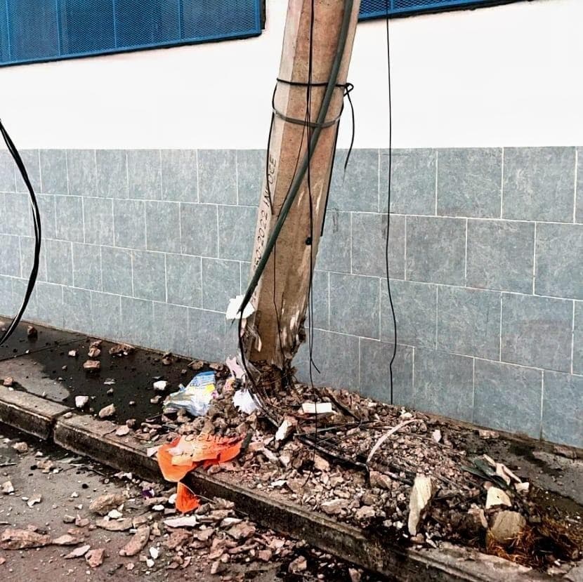 Camión impacta poste en Soledad y provoca riesgo en vía pública