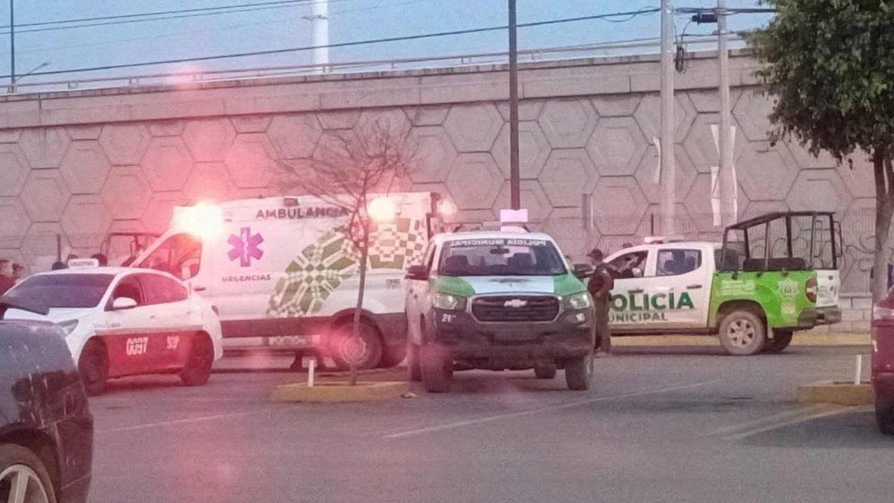Hieren a hombre con arma blanca durante riña en HEB los pinos