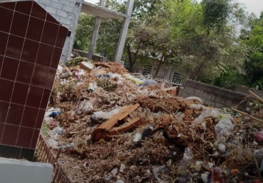 Utilizan habitantes de Cd. Valles panteón como basurero municipal