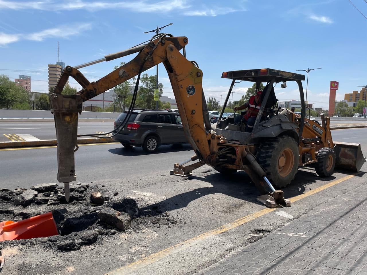 Logra Interapas retirar tapón de grasa y desechos frente a Plaza Citadella