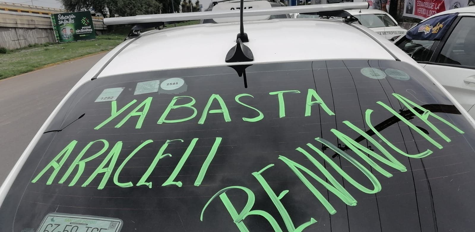 Taxistas paralizan la ciudad por tres horas en protesta contra titular de Transporte