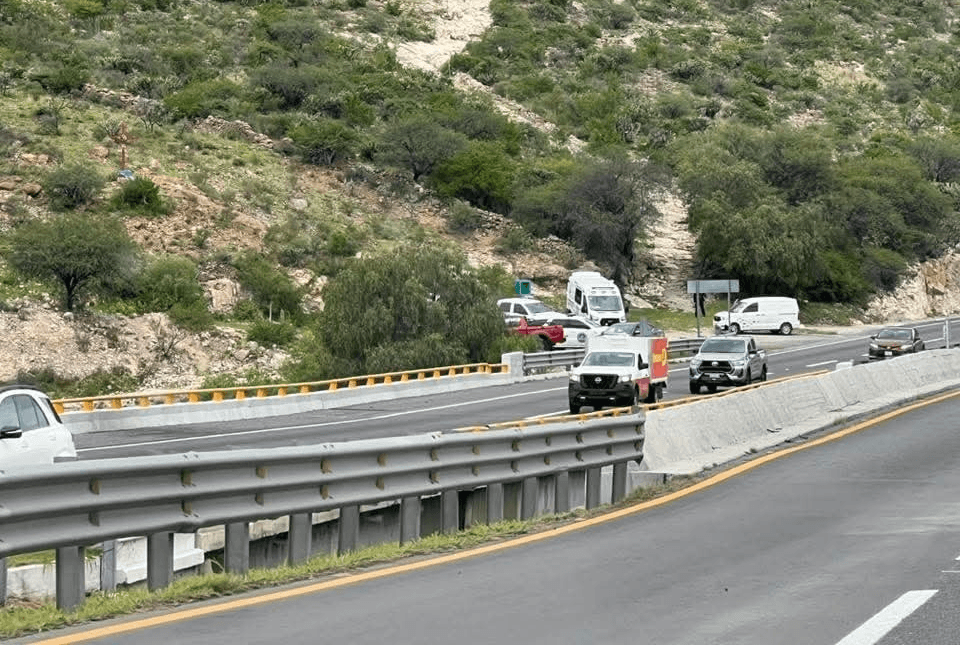 Localizan cuerpo de un menor a un costado de la carretera 57