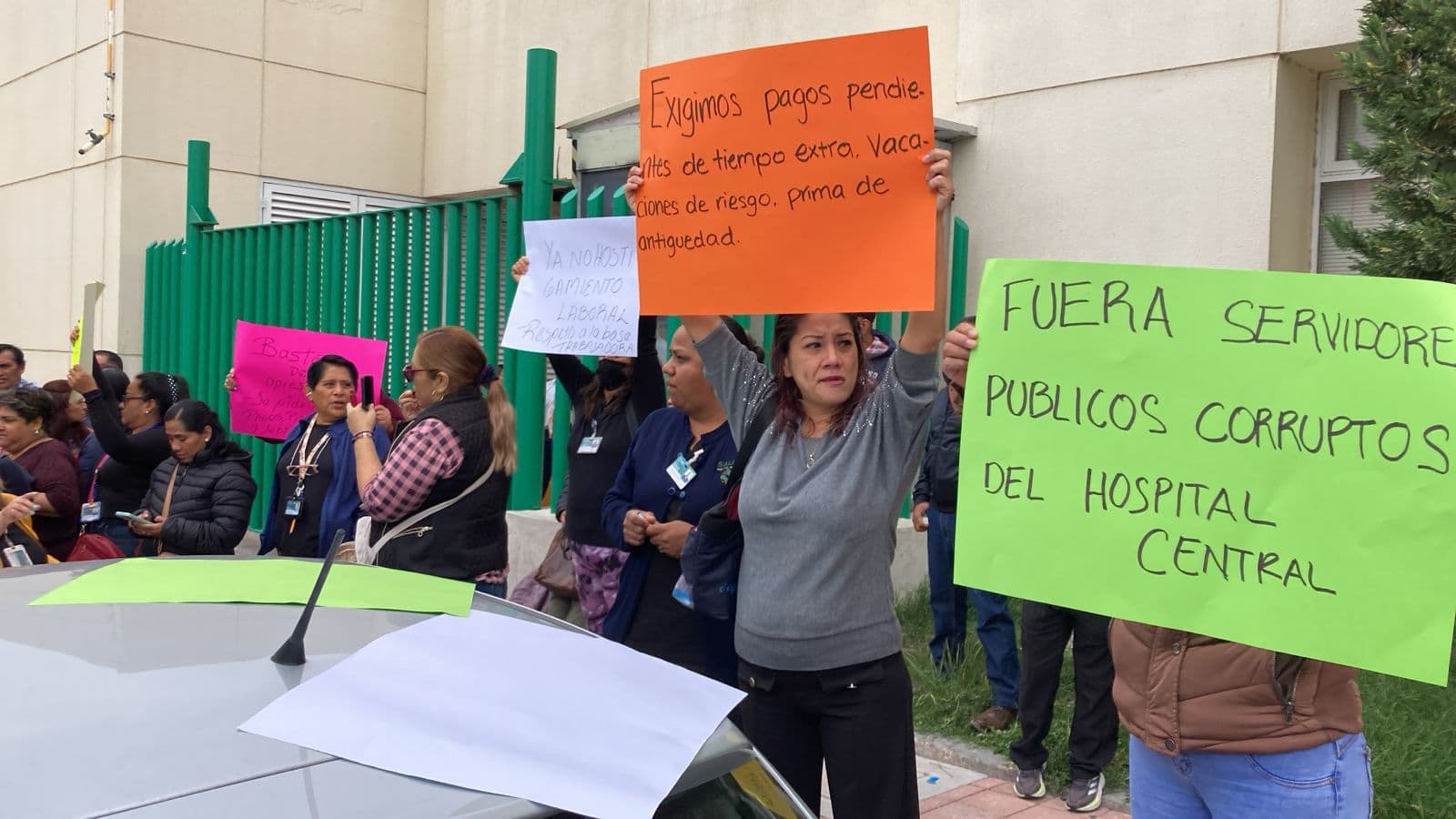 Se manifiesta personal sindicalizado a las afueras del Hospital Central