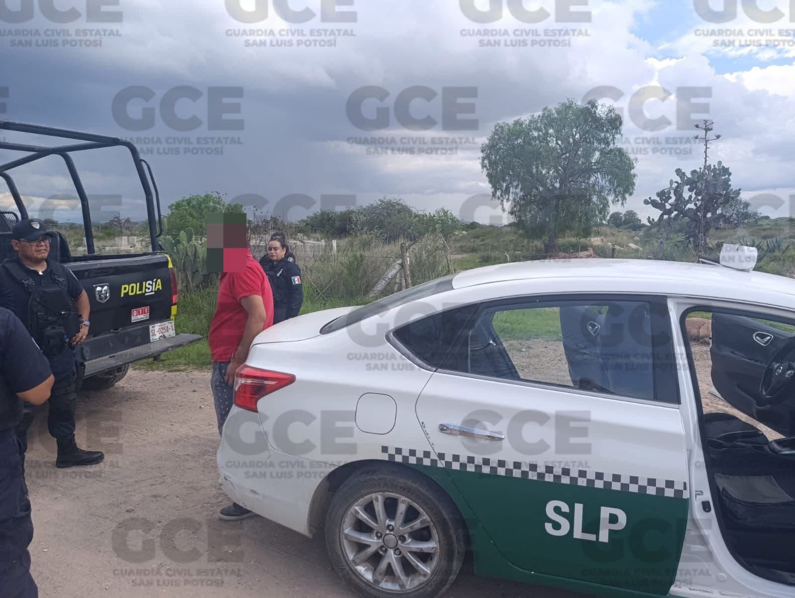 Causa movilización policial un taxista dormido