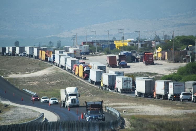 Transportistas en riesgo por obras y accidentes en carreteras potosinas