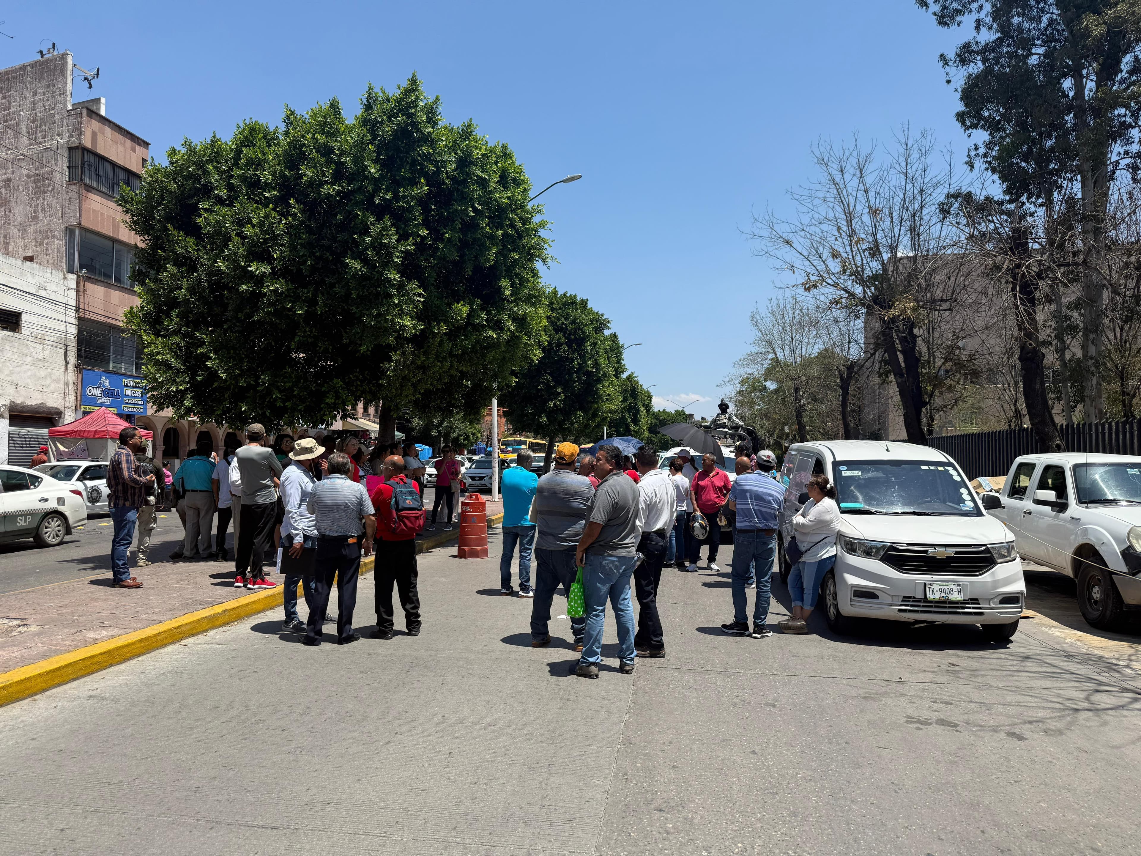 PDI y Ministerios Públicos bloquean Eje Vial por falta de pagos