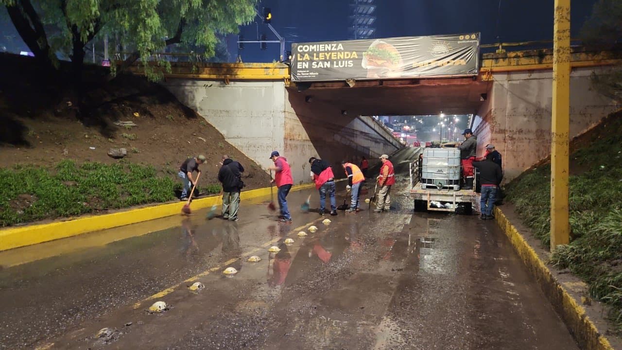 Agravan mal diseño y urbanización descontrolada inundaciones en paso a desnivel
