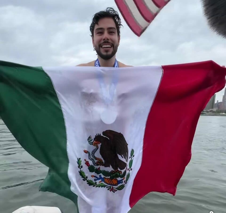 Rompe David Olvera récord mundial nadando alrededor de Manhattan