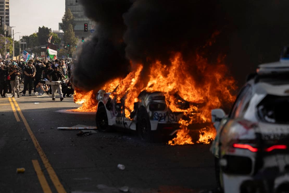 Protestas por operativos migratorios generan tensión en Los Ángeles