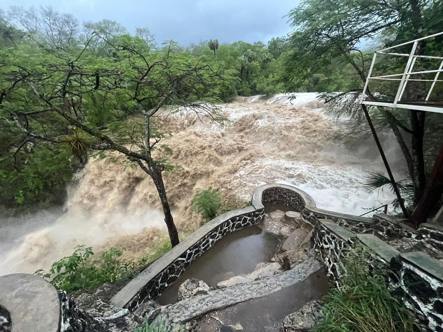 Cierran parajes turísticos en la Huasteca por elevación del cause
