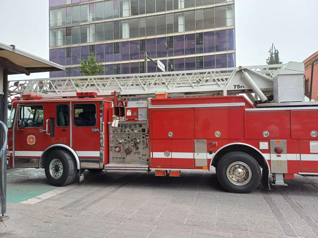 Bomberos controlan incendio en edificio sobre avenida Carranza