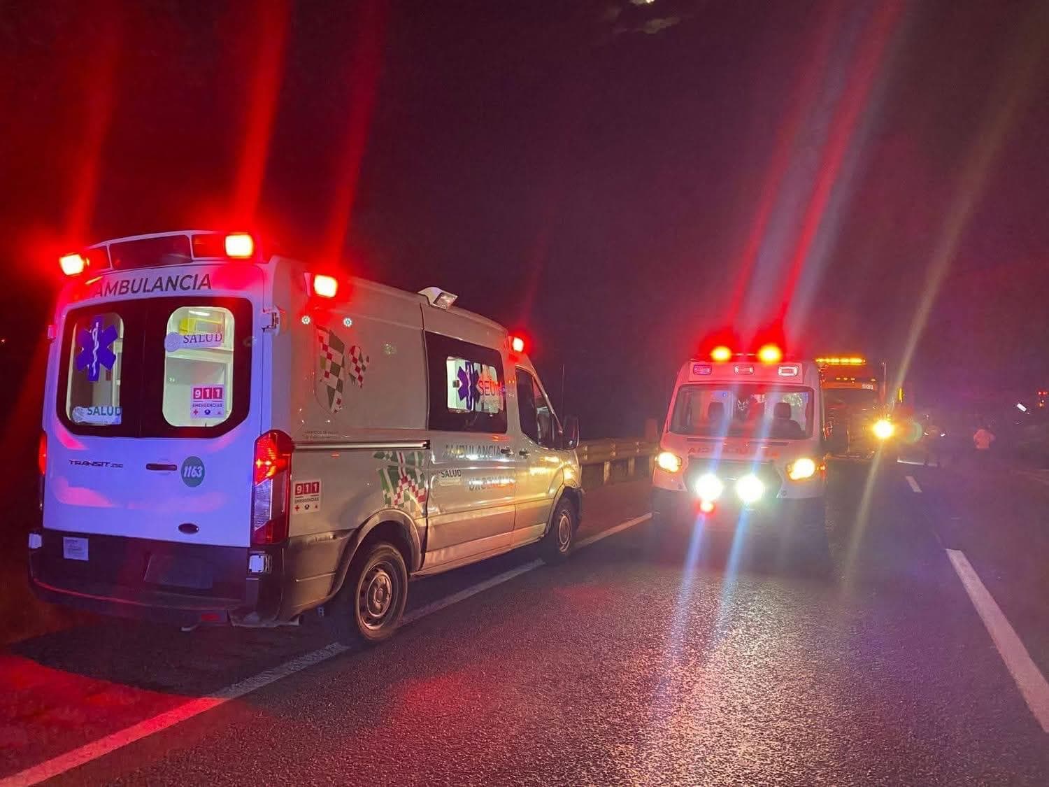 Tráiler choca con autobús en Santa María del Río