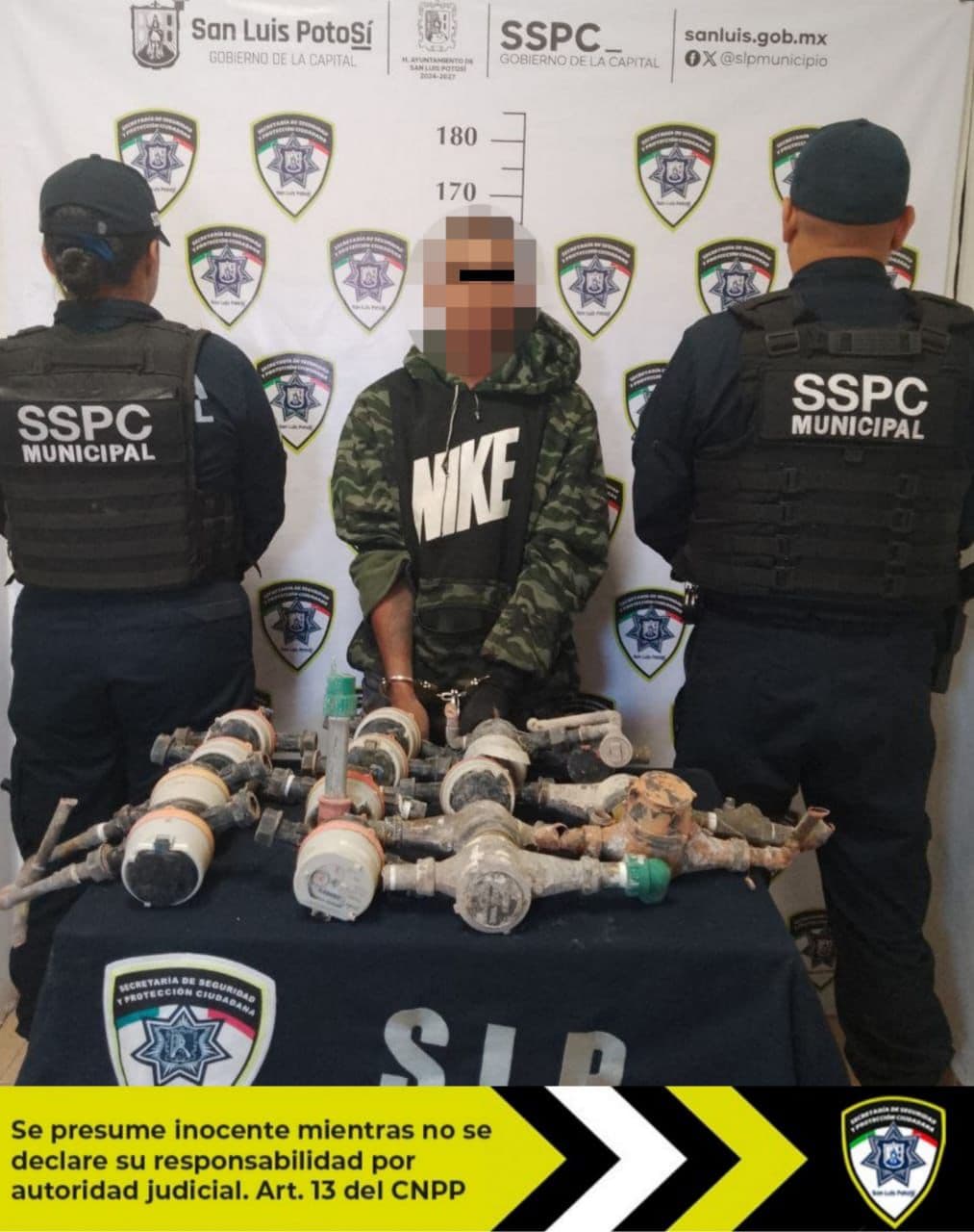 Cae ladrón con 15 medidores de agua robados en costal y bicicleta