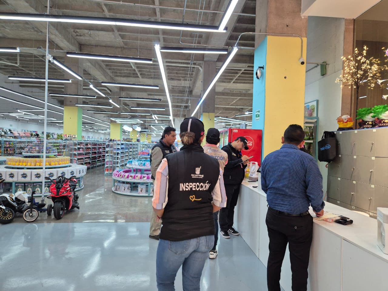 Clausuran tienda de productos chinos en Plaza The Park por falta de licencia