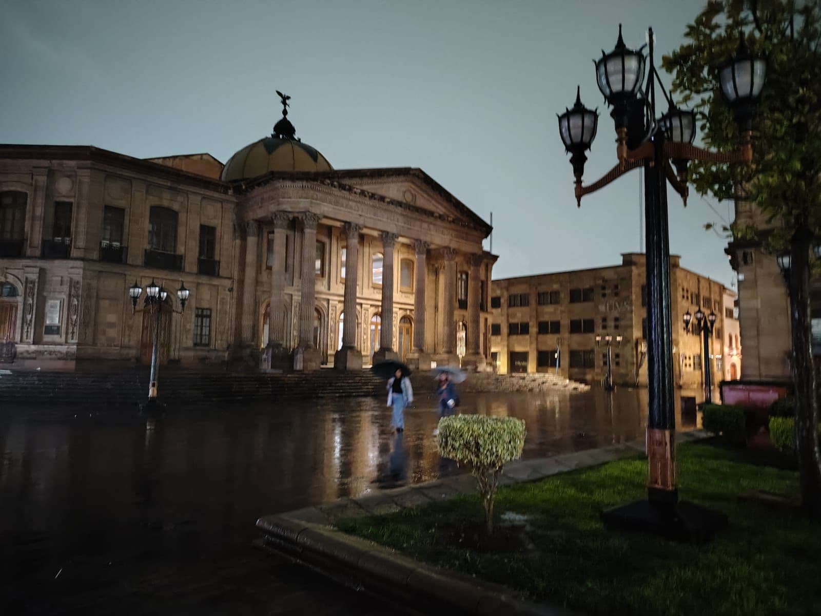 REESTABLECEN ALUMBRADO EN PLAZA DEL CARMEN