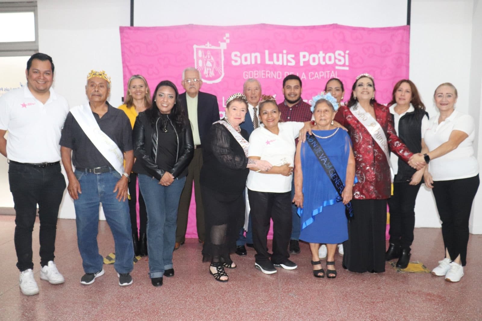 Coronará DIF Municipal a Rey y Reina de Clubes de Adultos Mayores