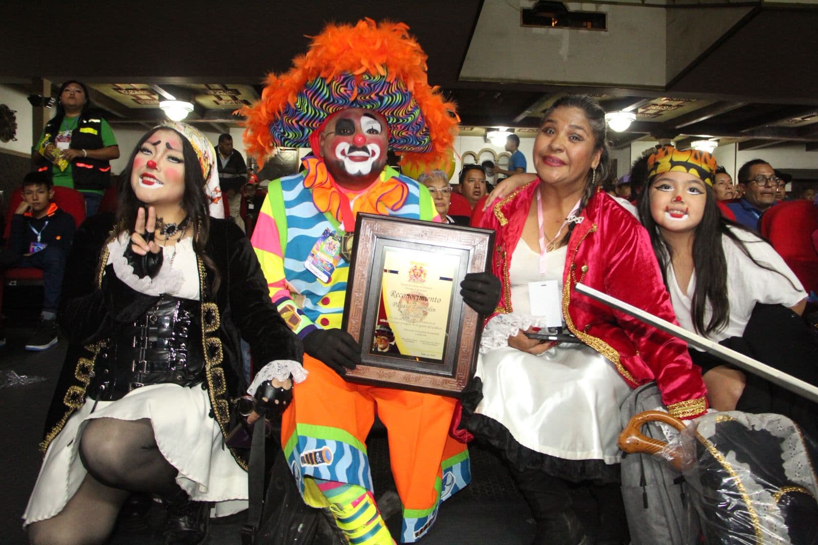 Homenajean a payaso Tombolín en el Teatro Alameda