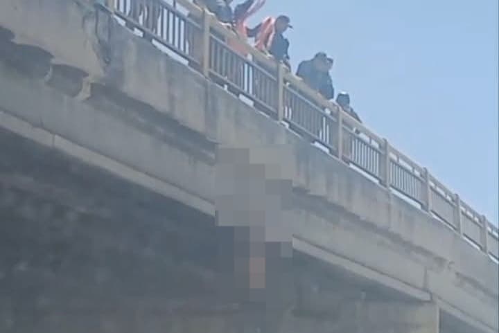 Hombre se quita la vida desde lo alto del puente vehicular de Av. Universidad