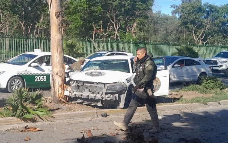 Se impacta patrulla de la Guardia Civil Estatal contra un árbol
