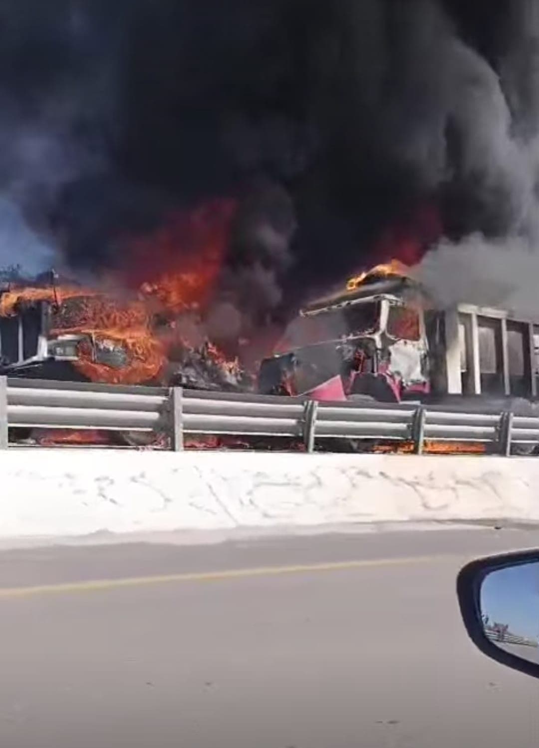 Fuerte accidente en carretera a Matehuala; seis vehículos incendiados