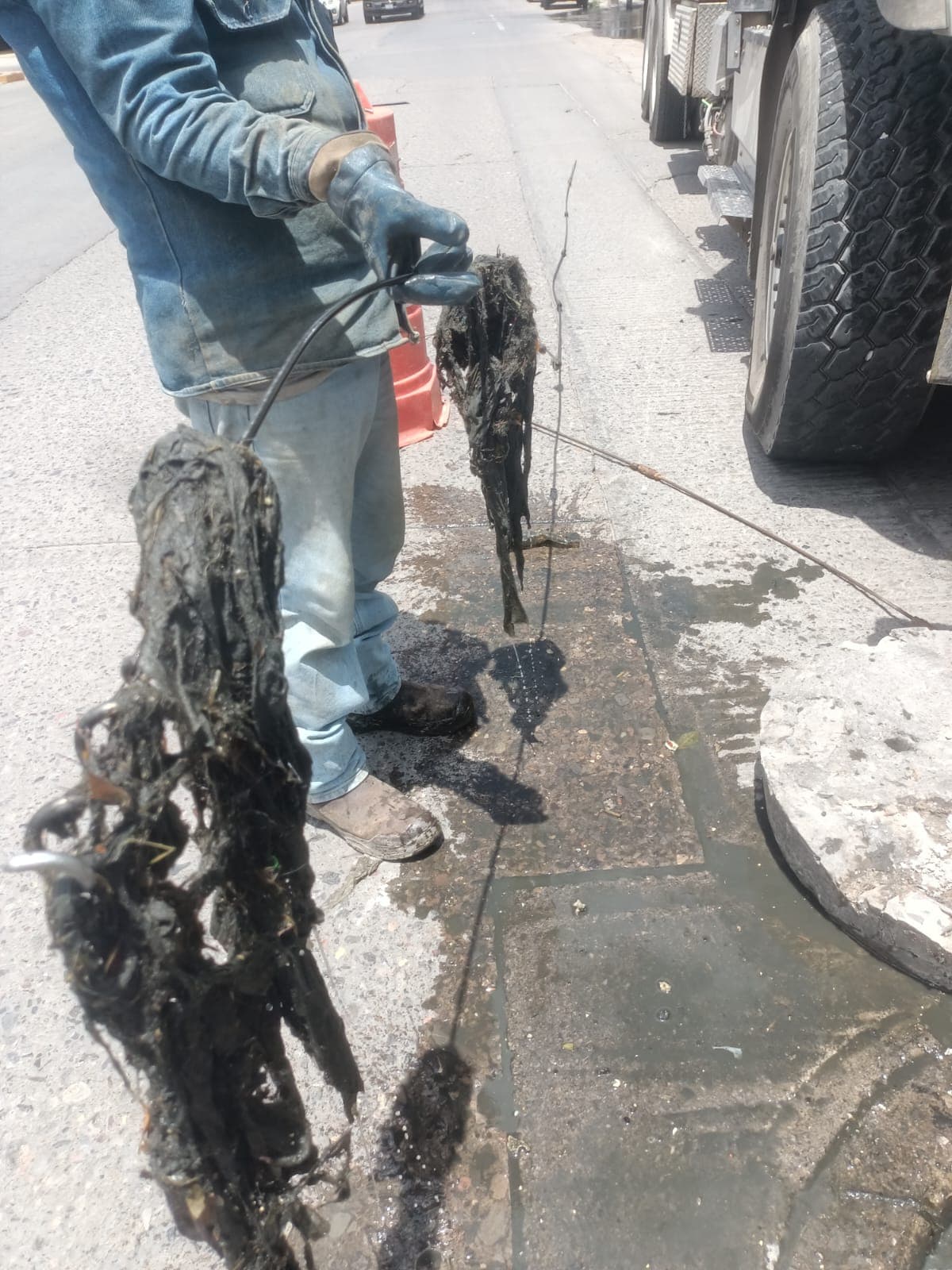 Desazolva Interapas 120 kilos de desechos en Benigno Arriaga