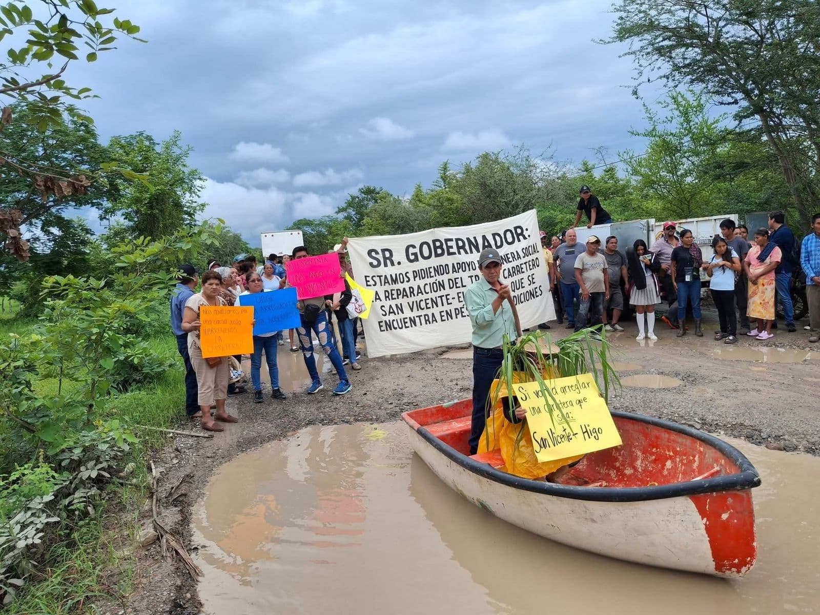 Colocan lancha en un bache para exigir reparación de carretera en la Huasteca