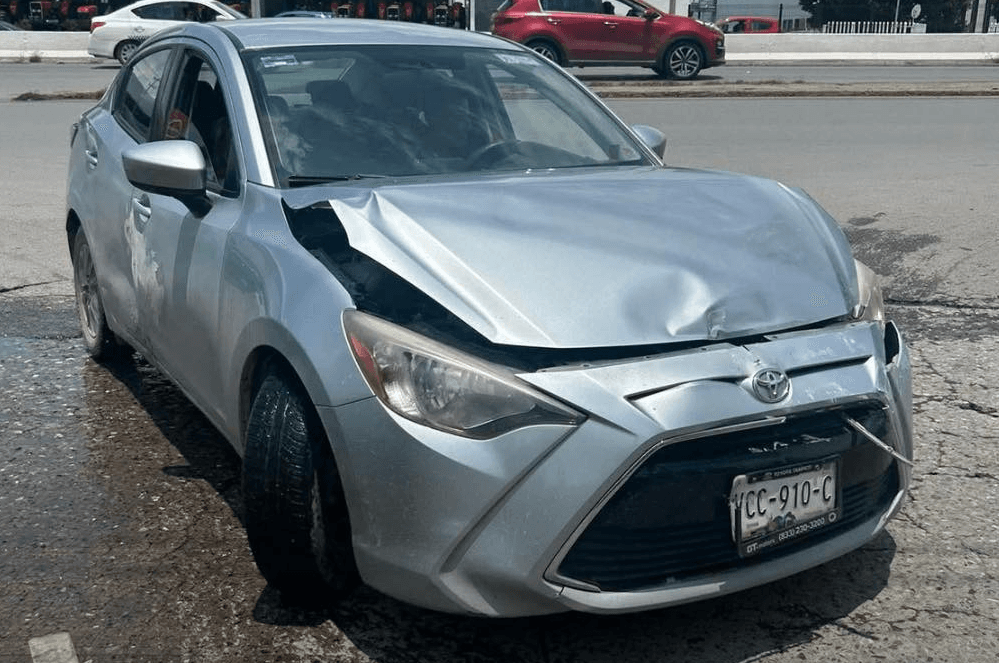 Impacta conductor a dos automóviles estacionados en Salvador Nava