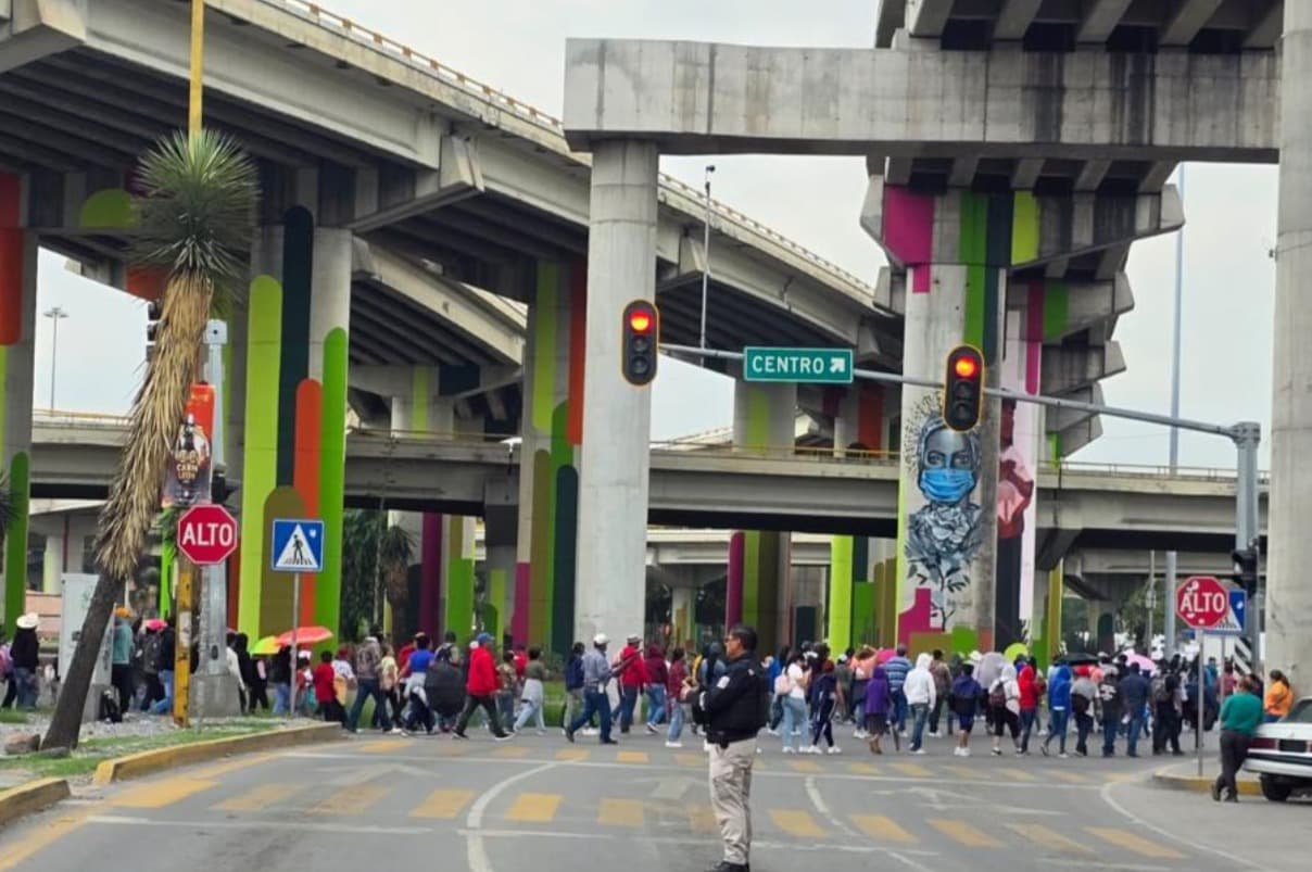 Colapso vial en Distribuidor Juárez y Universidad por manifestación