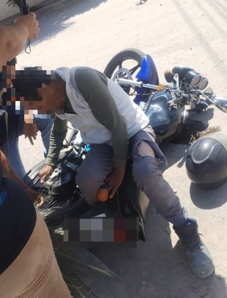 Choca motociclista de 74 años contra taxi