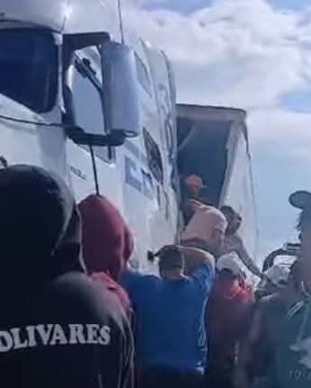 RAPIÑAN TELEVISORES TRAS ACCIDENTE EN LA CARRETERA SAN LUIS-GDL