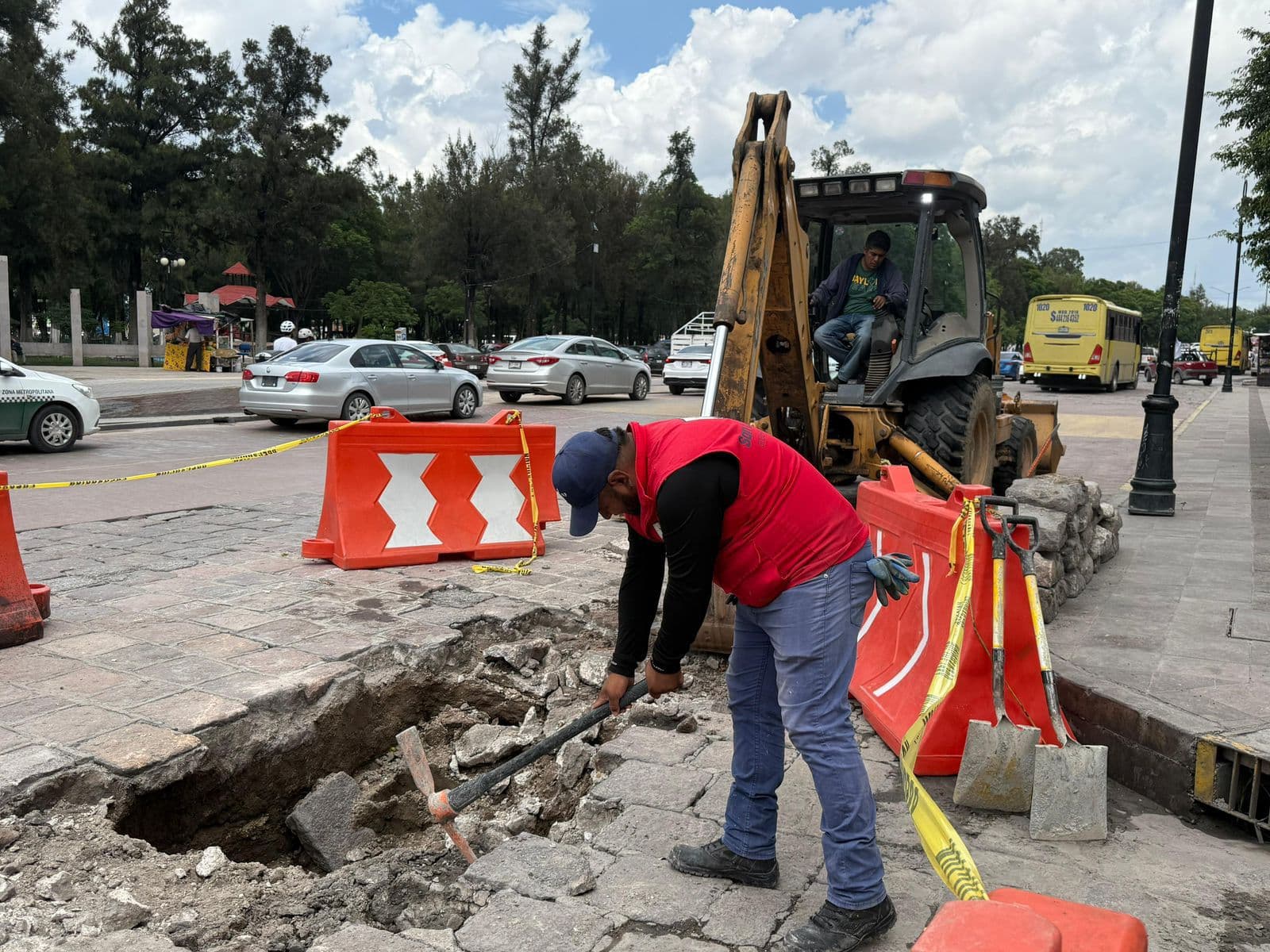 GOBIERNO DE LA CAPITAL TRABAJA EN LA REHABILITACIÓN DE SOCAVÓN DE AV. UNIVERSIDAD
