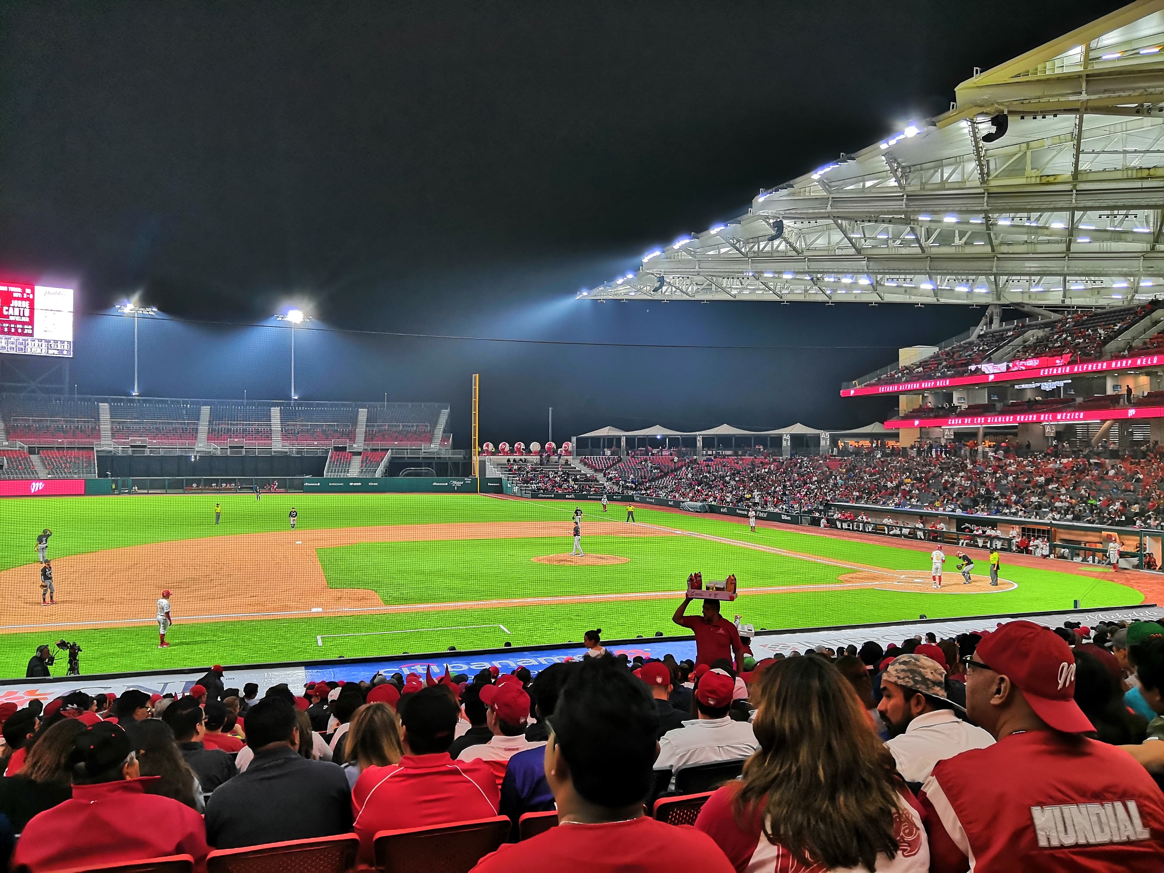 Menor de edad se encuentra en terapia intensiva tras pelotazo en estadio de los Diablos Rojos del México