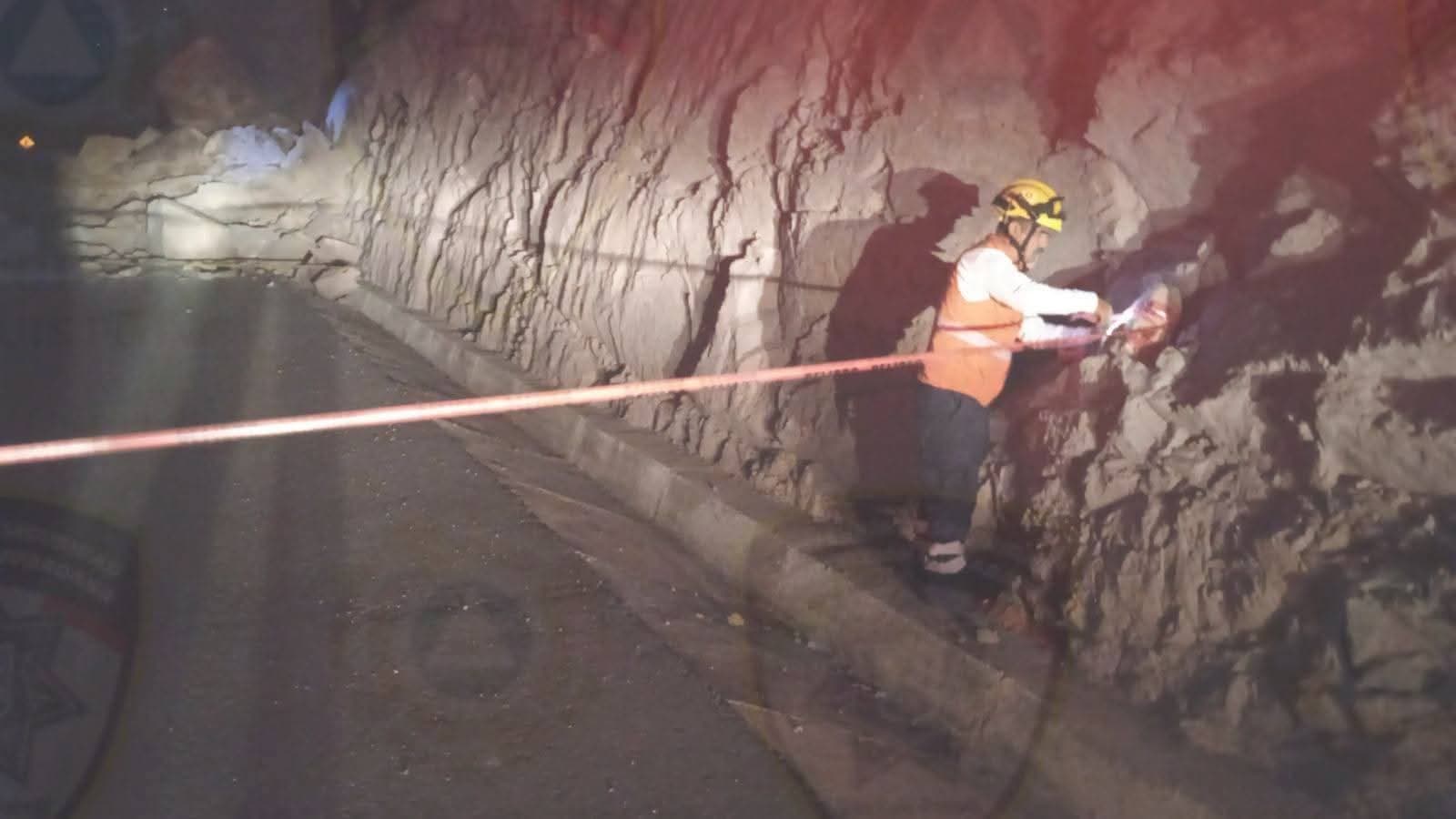 Se desgaja cerro en Blvd. Rocha Cordero.