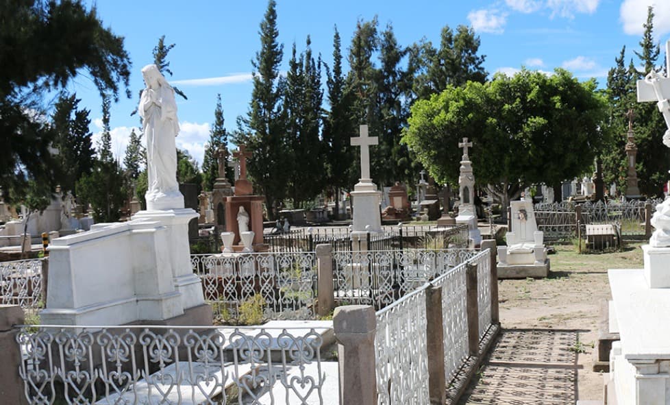 Busca Ayuntamiento mejorar imagen de panteones previo al Día de Muertos