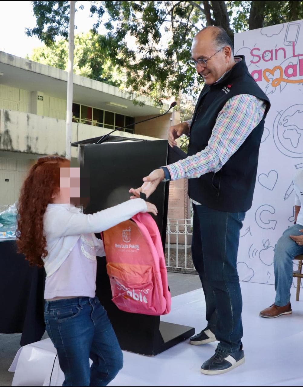 Entrega Galindo kits escolares en internado Damián Carmona