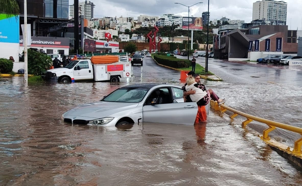 Trabaja Ayuntamiento en proyecto contra inundaciones en glorieta Real Inn
