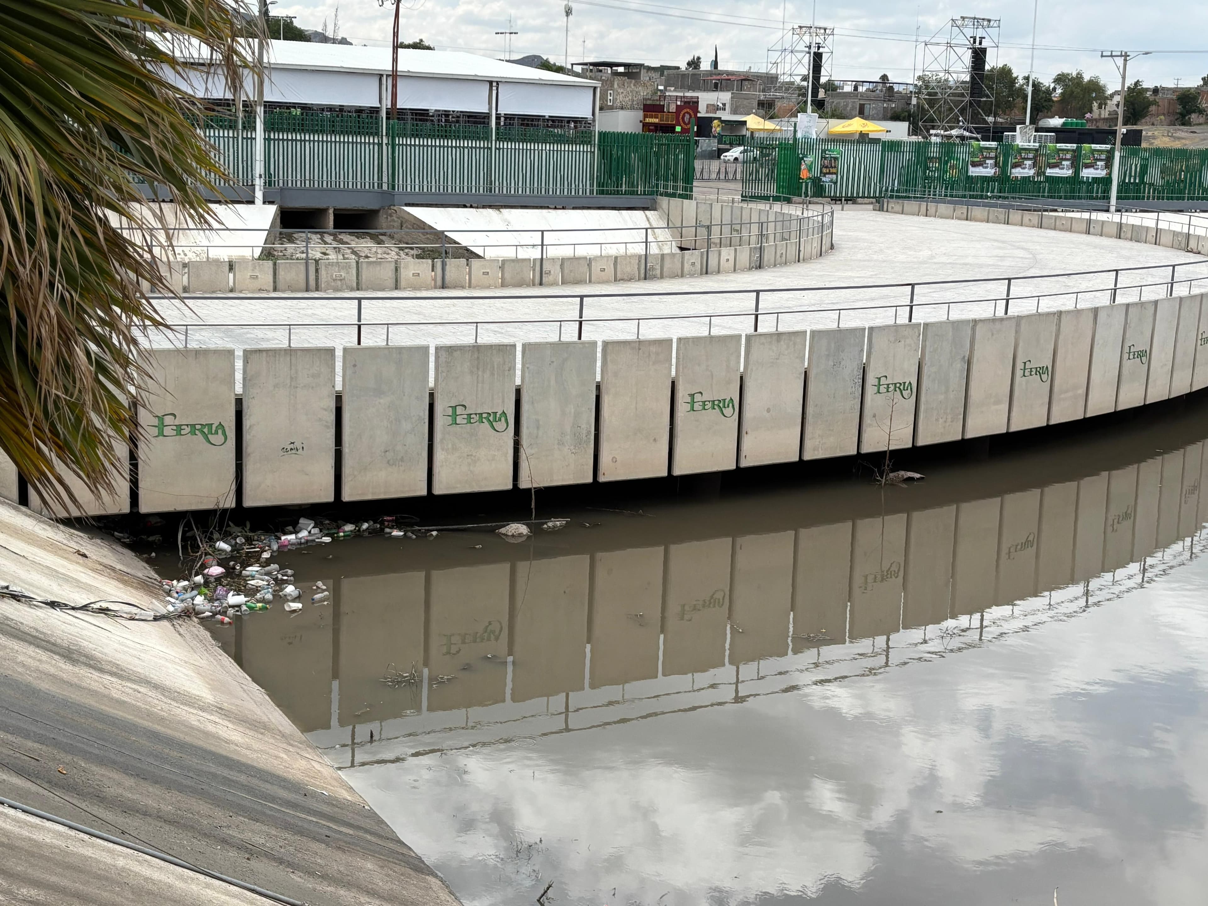 Continúan sin operar millonarias fuentes del lago principal de la FENAPO