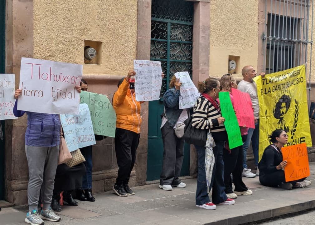Toman ejidatarios de La Pila instalaciones del Tribunal Unitario Agrario de SLP