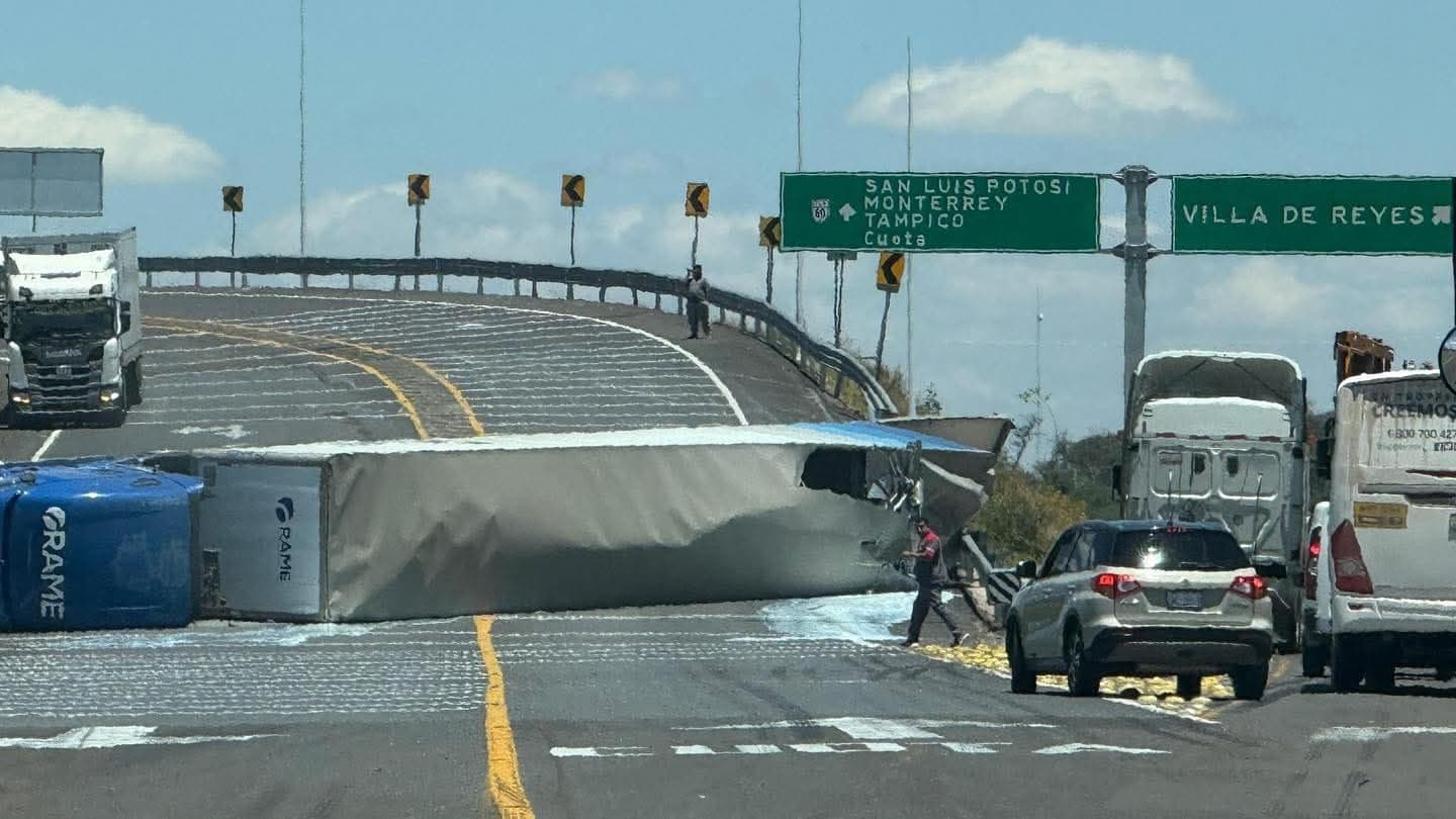 Accidente de remolque en carretera Villa de Reyes a San Felipe