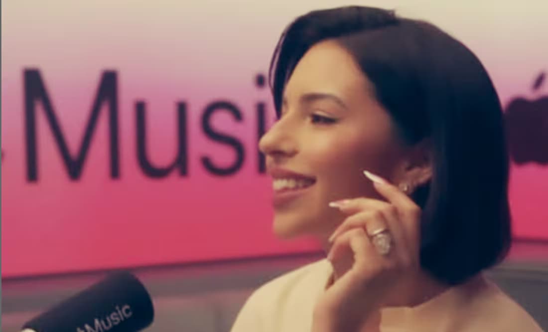 Llora Ángela Aguilar en entrevista